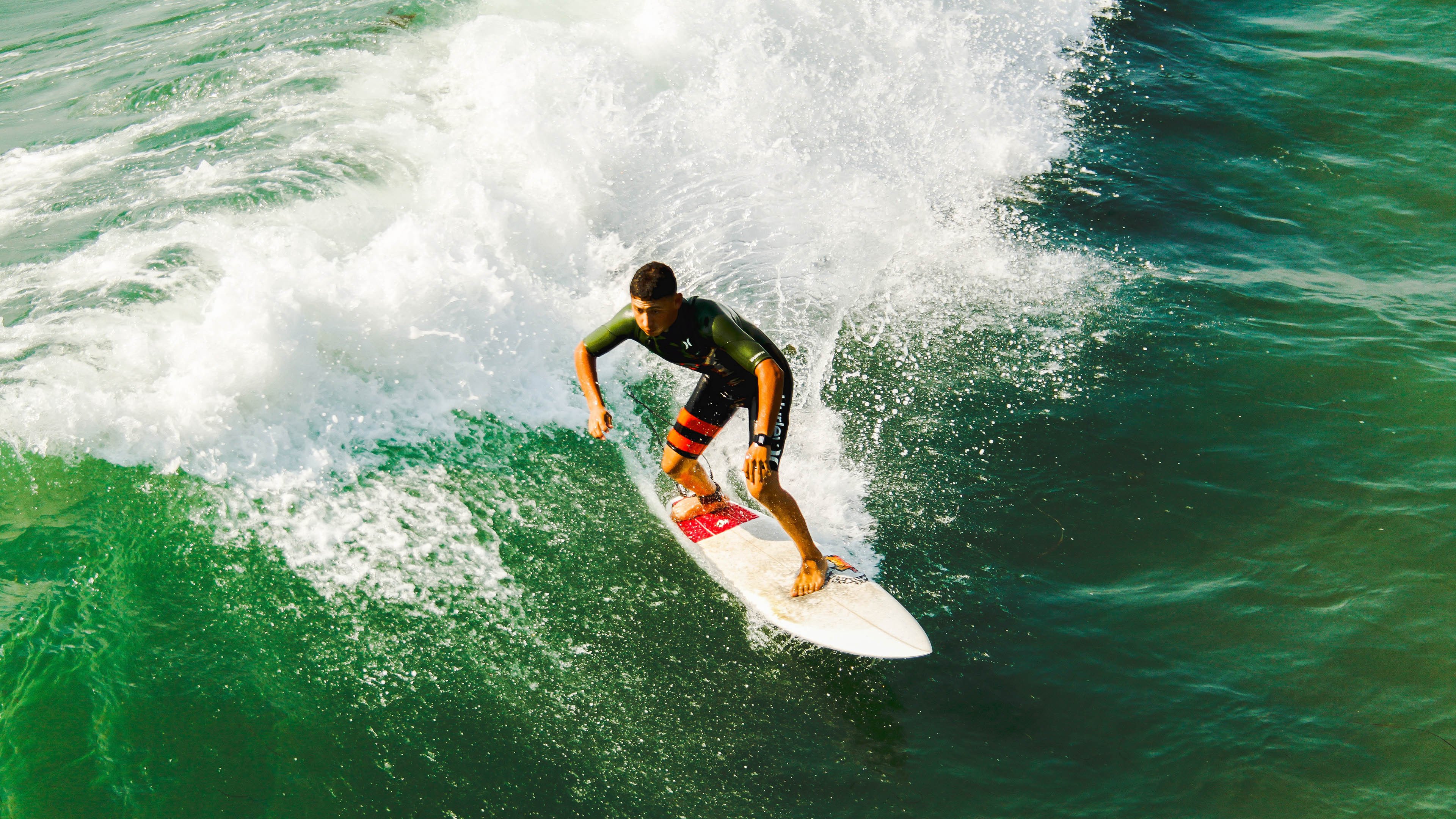 NBA常规赛双方激战 快船逆转胜勇士 利拉德关键三分立定胜局，快船两连胜